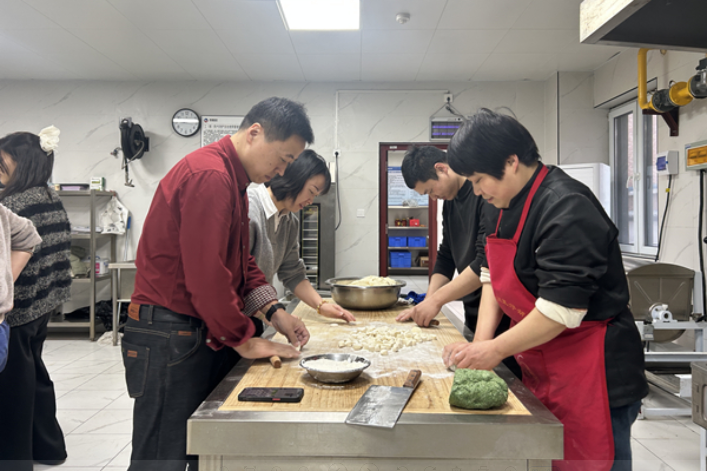 冬至把愛包起來——富平海螺環(huán)保公司組織開展包餃子活動